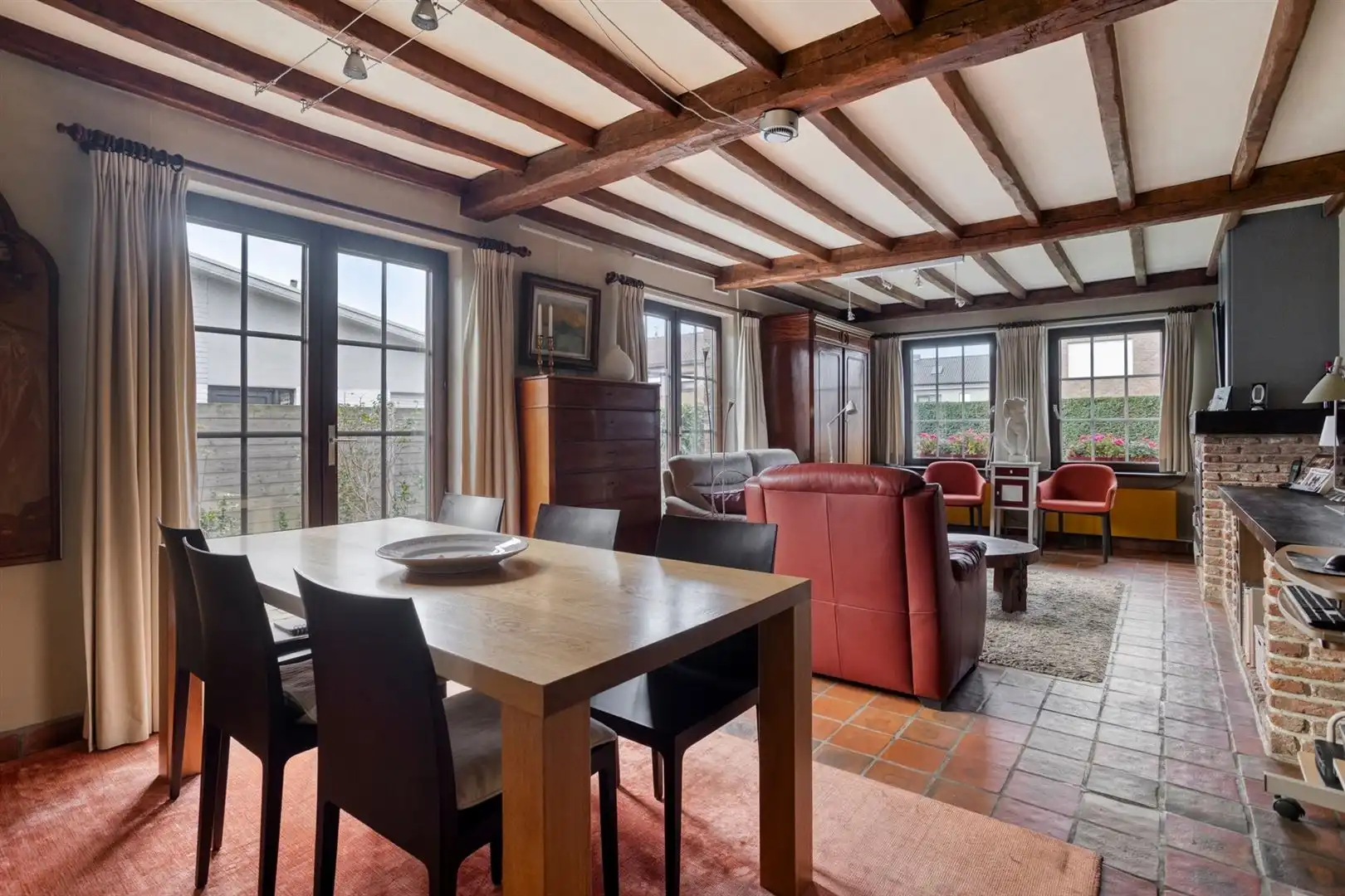 Rustig gelegen open bebouwing met 3 slaapkamers en garage op een perceel van 556 m². foto 4