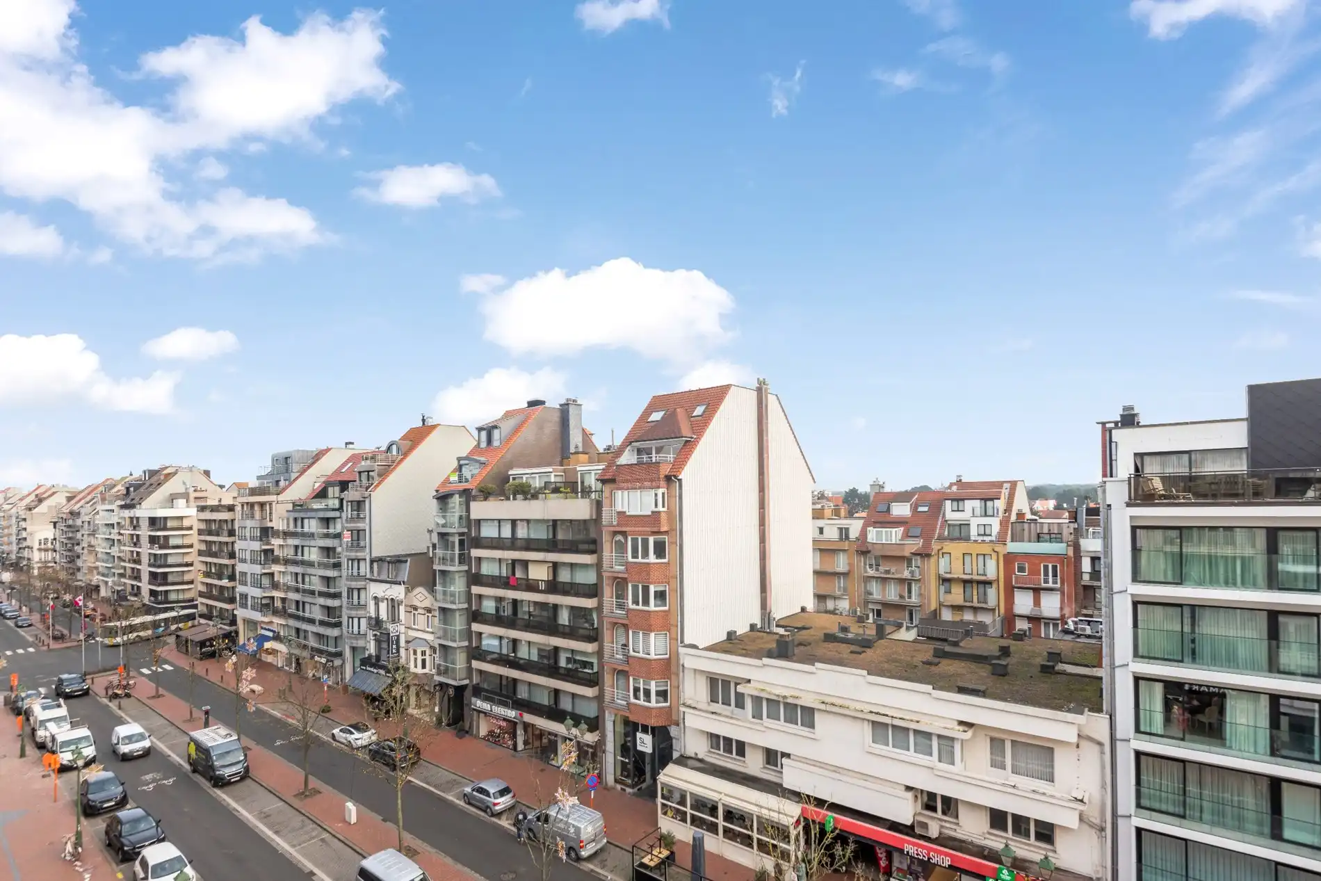 Recent en modern appartement met 2 slpk. gelegen op de belangrijkste winkelstraat van Knokke op wandelafstand van de zeedijk.  foto 16