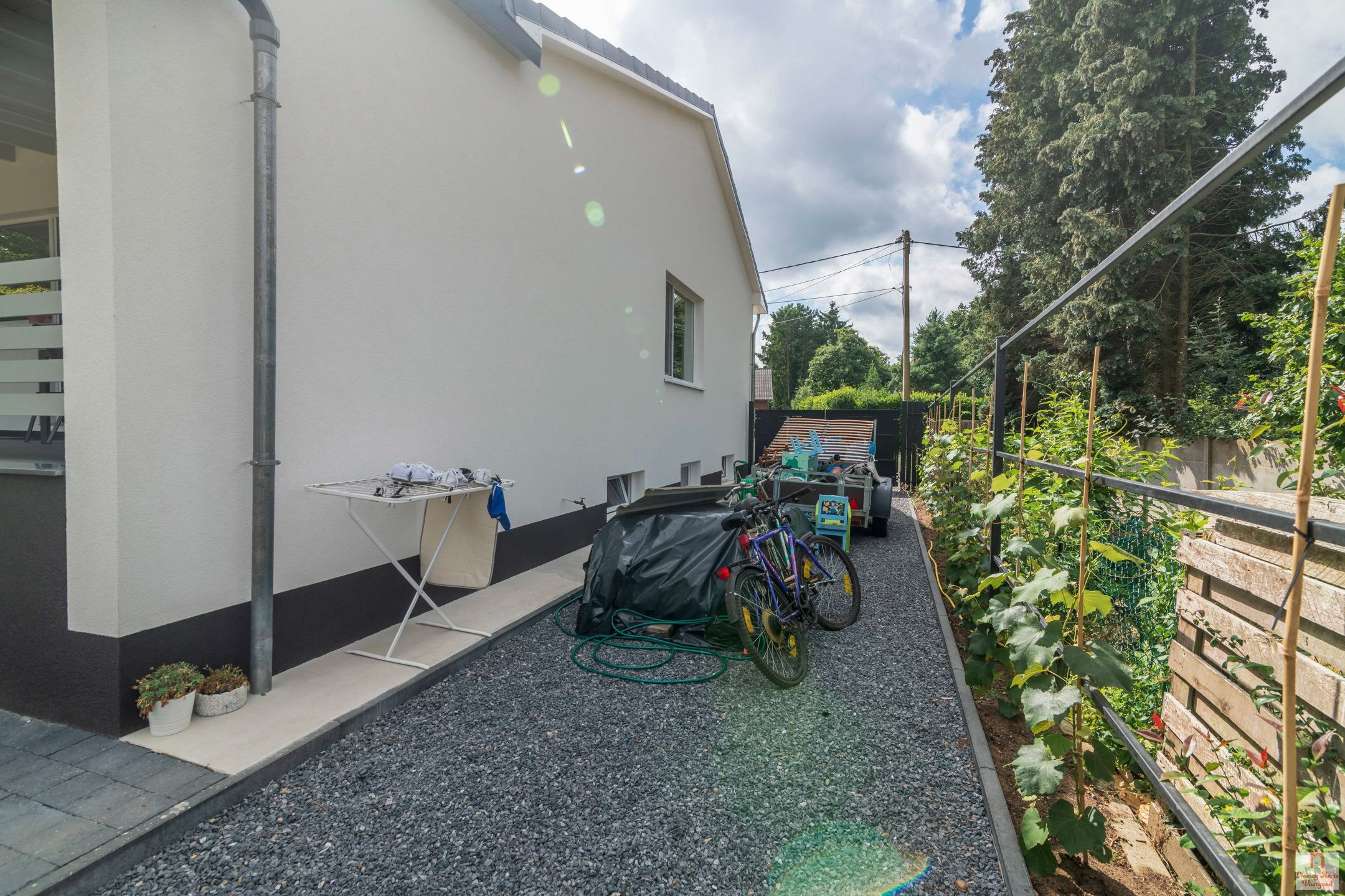 Grondig gerenoveerde splitlevelwoning in een rustige straat foto 41
