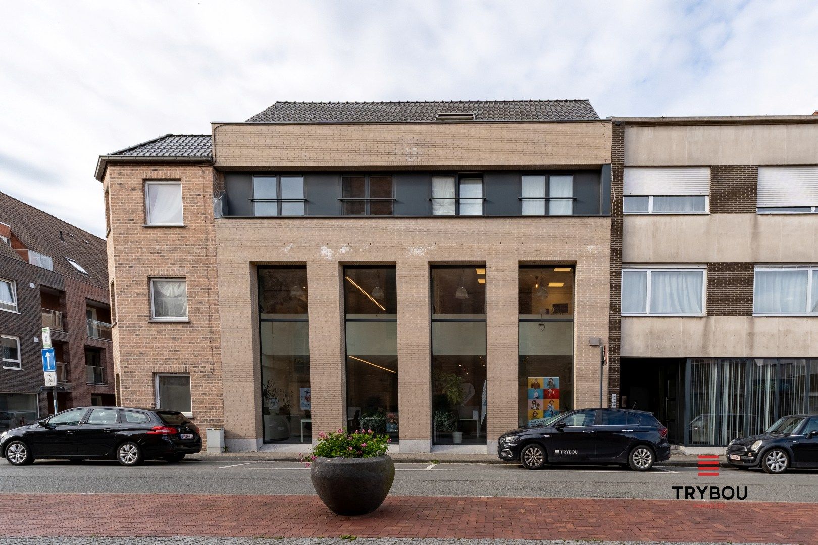 Stijlvolle industriële duplex met ruim terras en staanplaats in centrum Roeselare foto {{pictureIndex}}