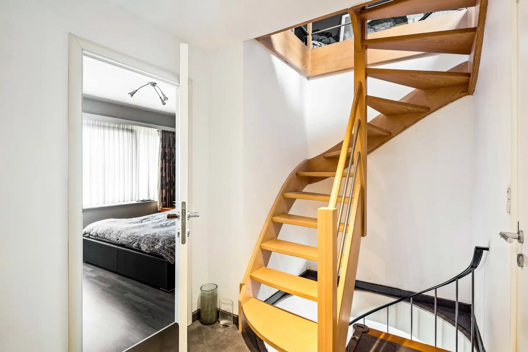 Gelijkvloers wonen met twee achterliggende garageboxen + oprit foto 21