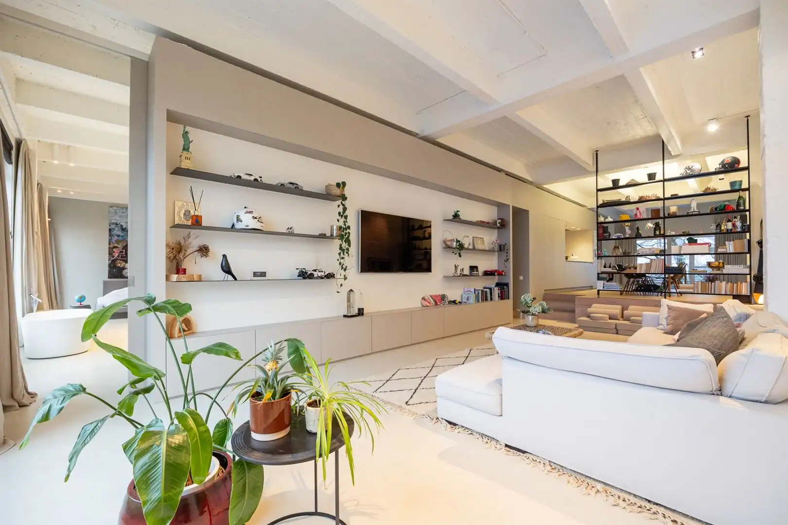 XXL loft met industriële ziel en terras foto 2