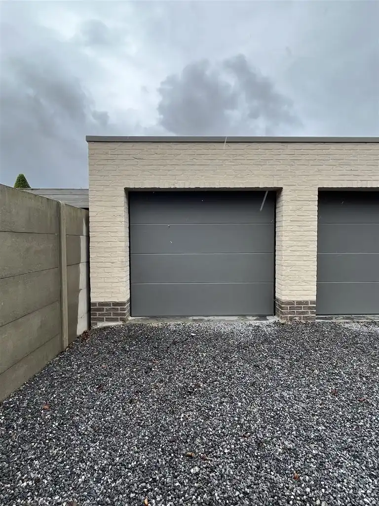 Instapklare stadswoning met 3 slaapkamers, aparte garage en tuintje. foto 16