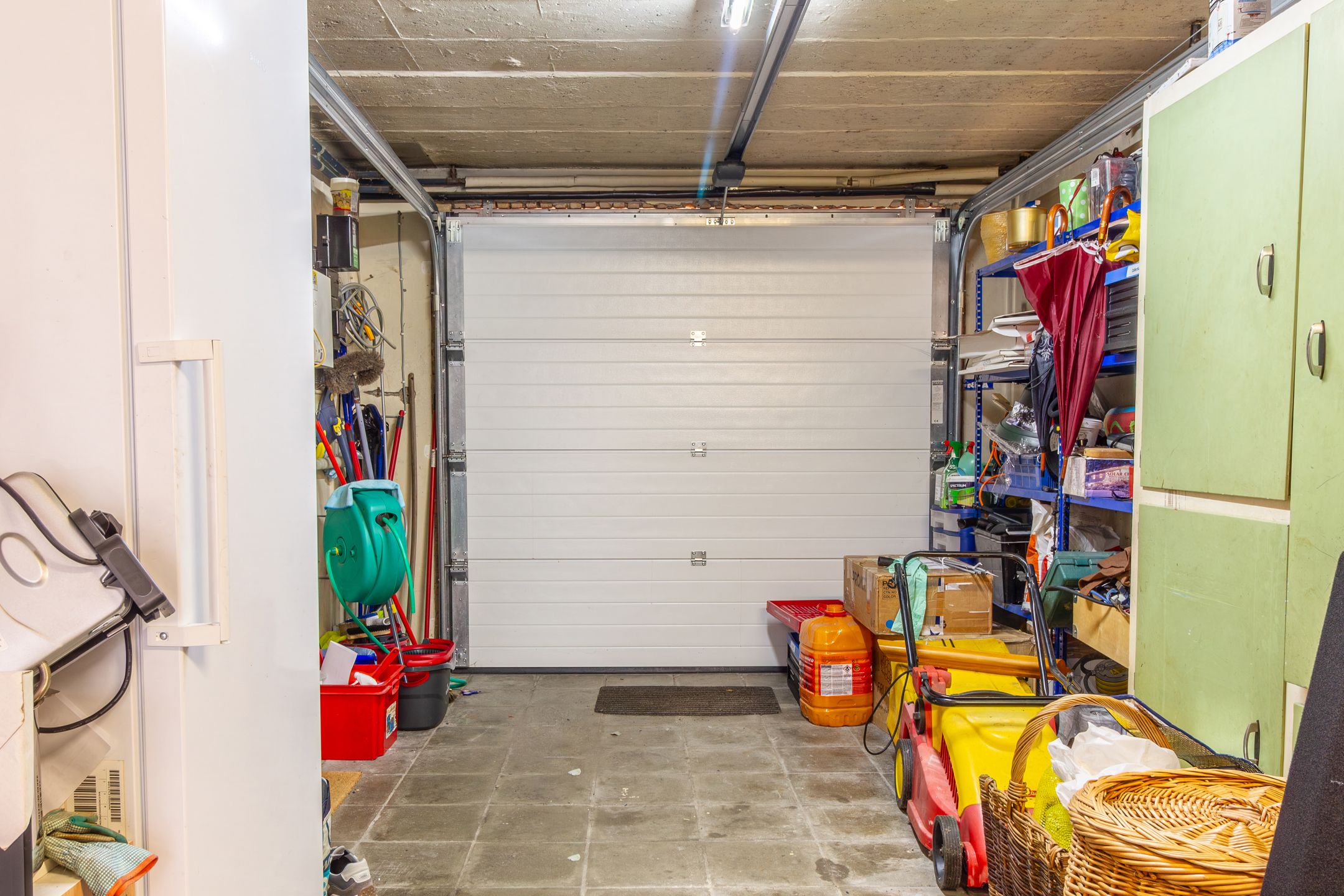 Charmante gezinswoning met potentieel, grote oprit en tuin foto 13