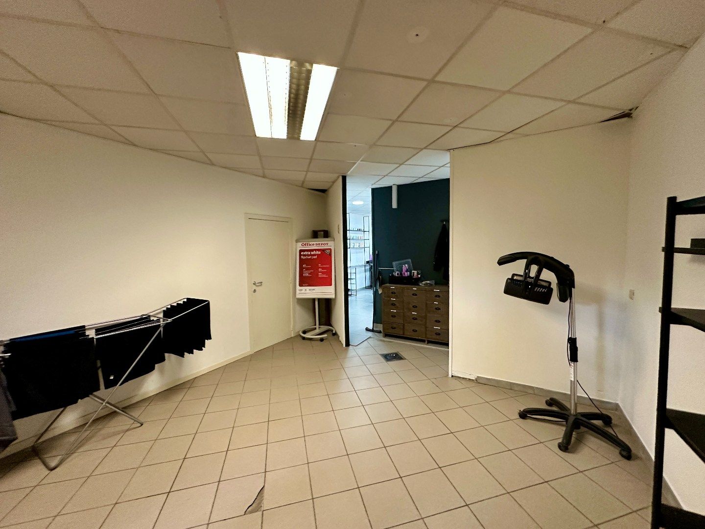 Instapklare winkelruimte van 150m² momenteel ingericht als kapperszaak in Eisden foto 9