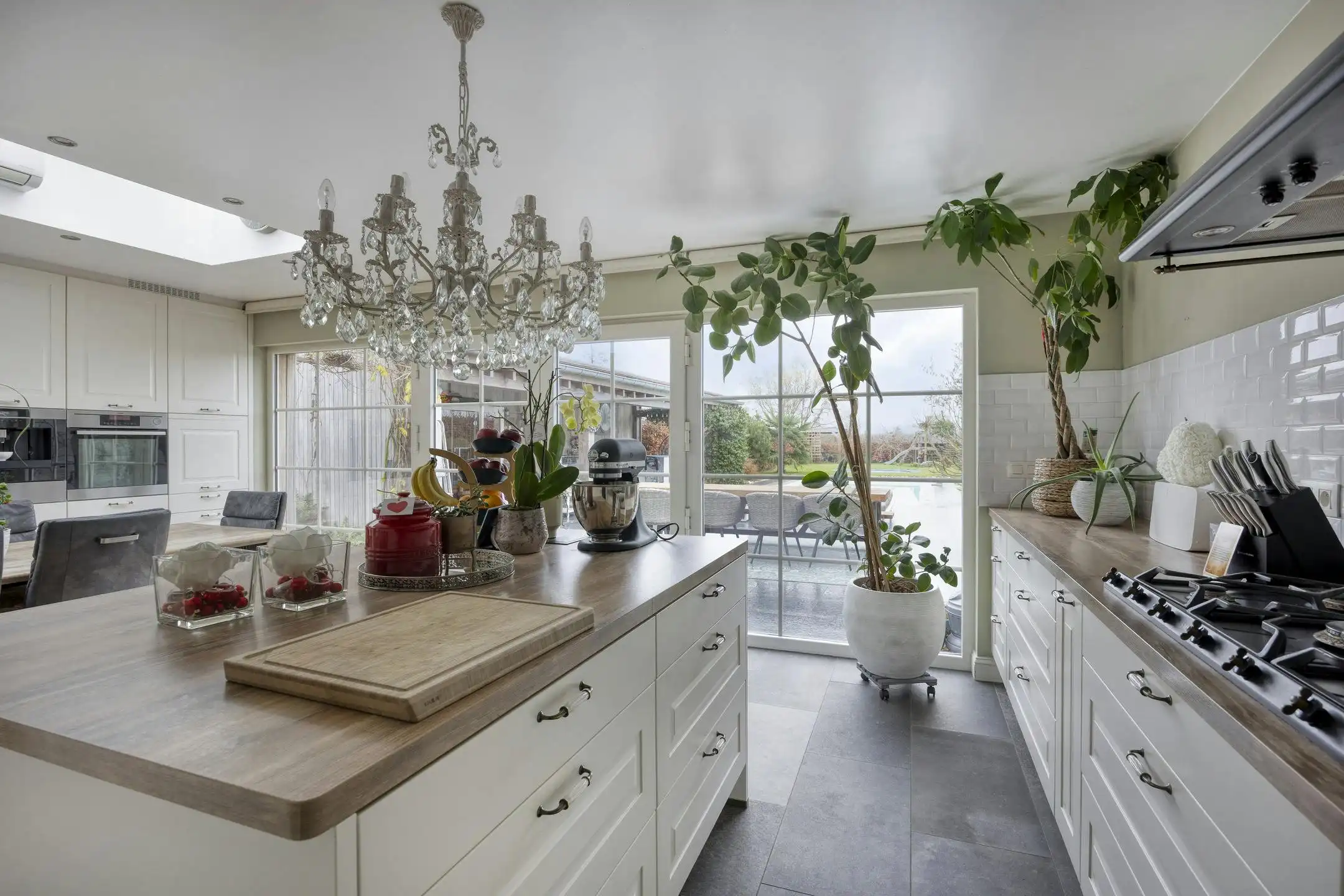 Gerenoveerd vrijstaand huis met zwembad, poolhouse en tuin foto 6