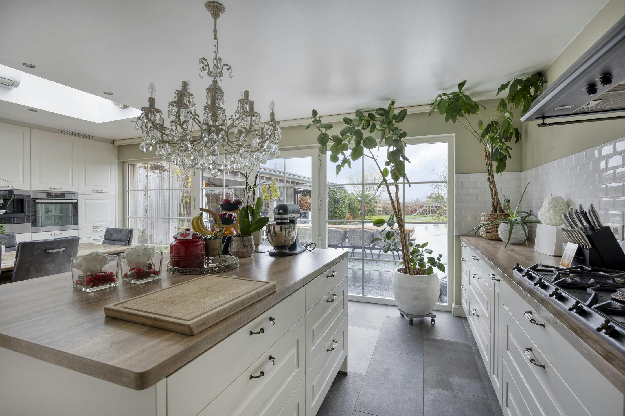 Gerenoveerd vrijstaand huis met zwembad, poolhouse en tuin foto 7