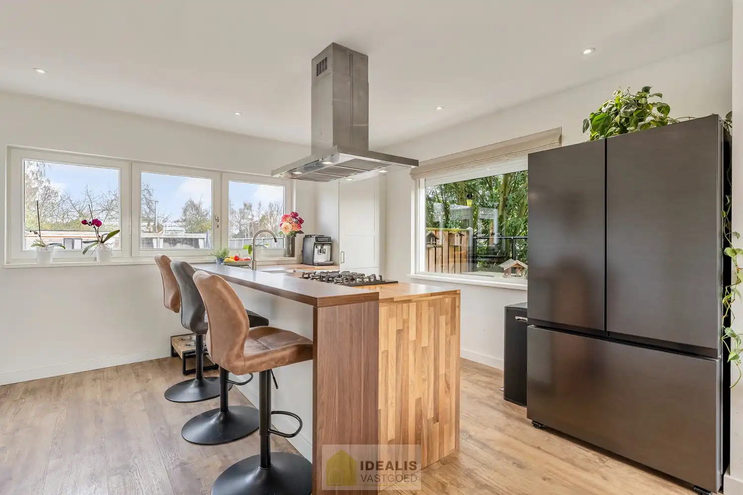 Recent gerenoveerde en perfect onderhouden eengezinswoning met lichtrijke leefruimte, praktisch uitgeruste keuken, 3 slaapkamers, knappe badkamer en knap bijgebouw! foto 16