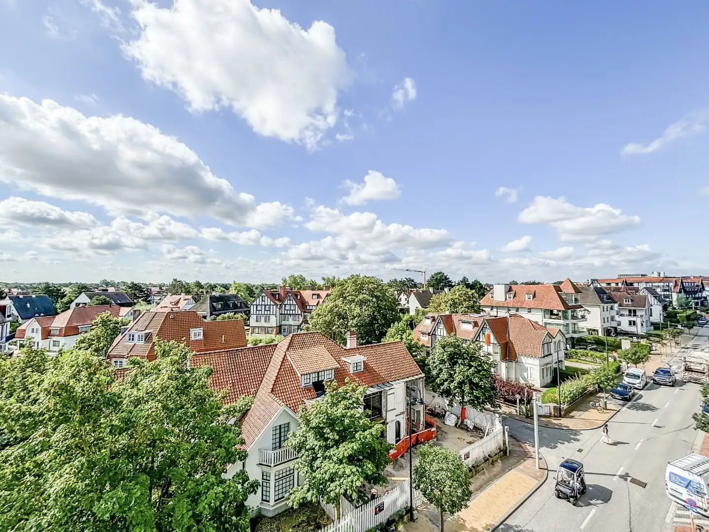 Zeer recent appartement met 1 slaapkamer gelegen op de Kustlaan met prachtig zicht over de villa's van het Zoute. foto 2