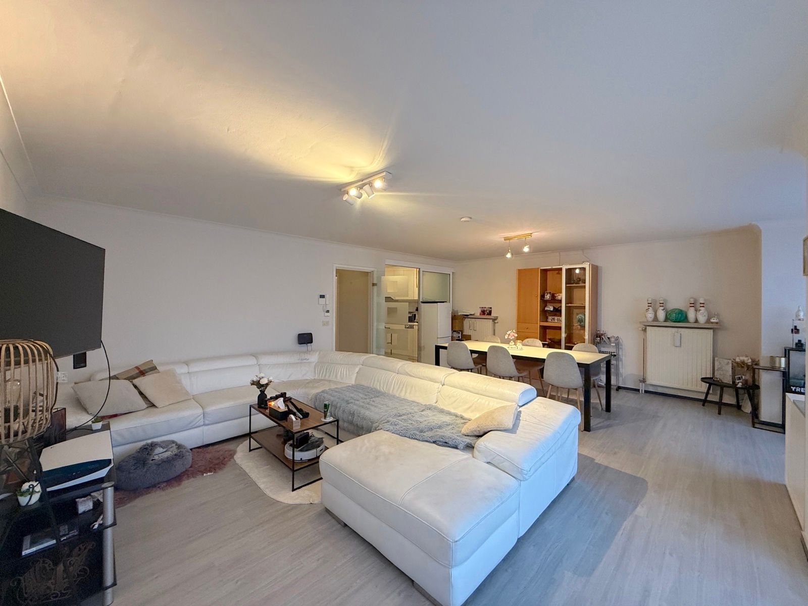 Ruim appartement met 2 slaapkamers, terras en garage foto 6