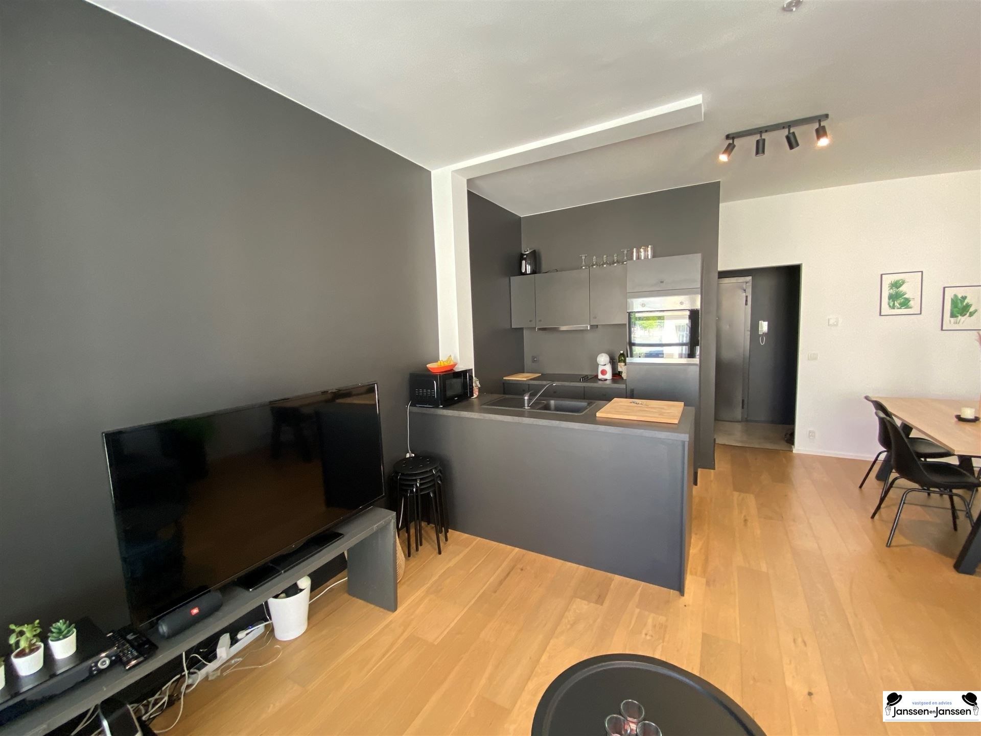 Mooi afgewerkt 2 slaapkamer appartement op en top locatie in Antwerpen foto 6
