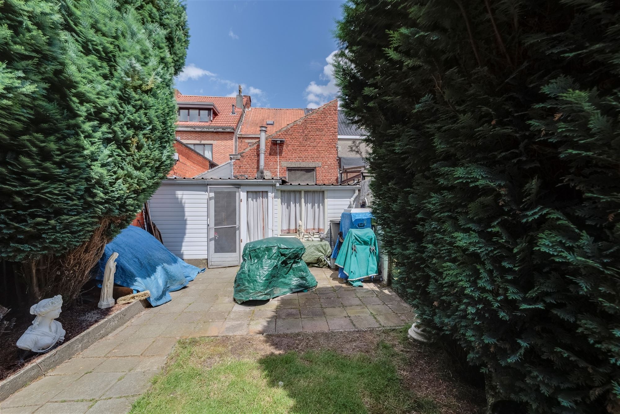 Te renoveren huis met drie slaapkamers en grote tuin foto 17