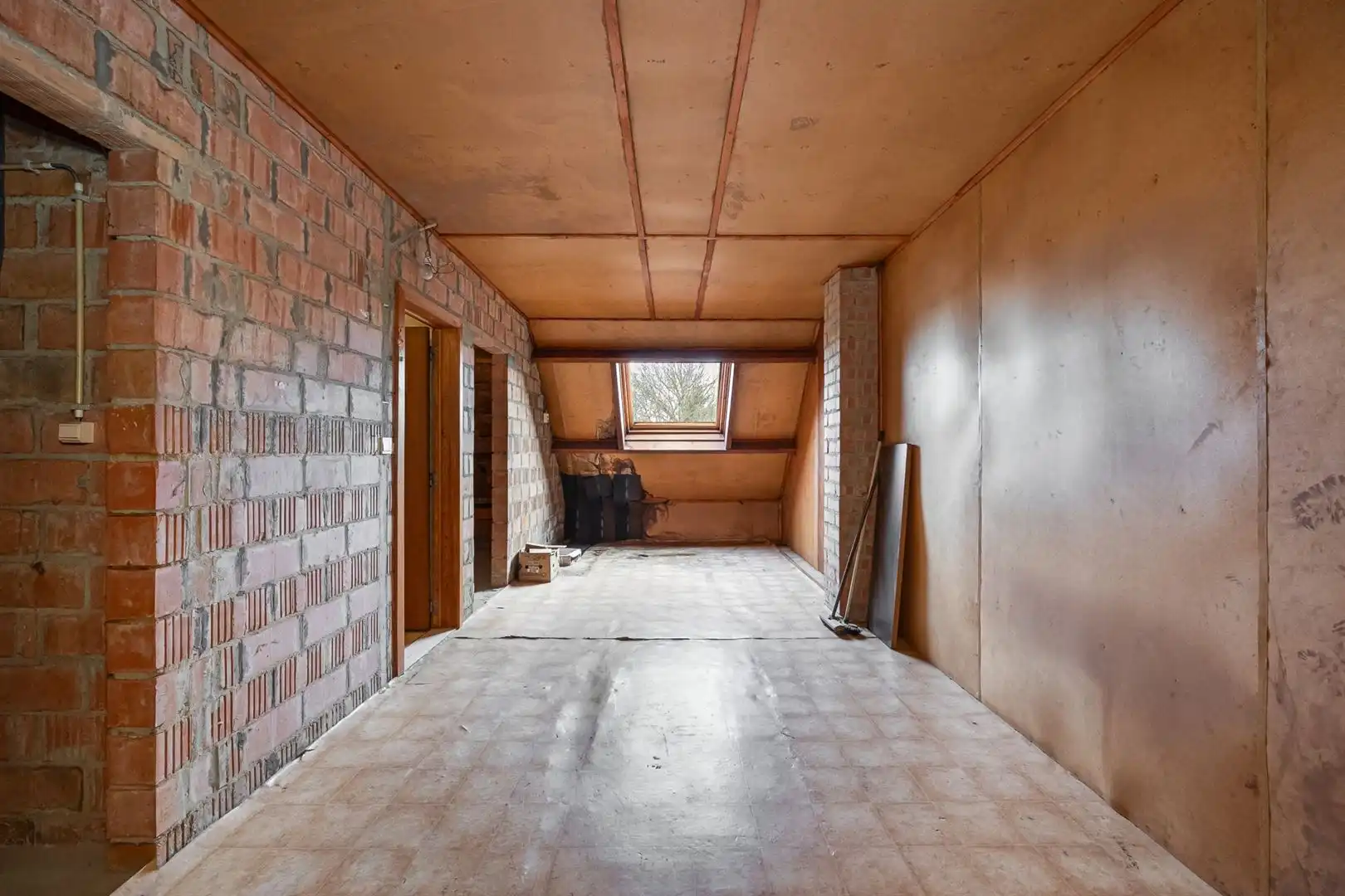 Te renoveren gezinswoning met tuin en garage in rustige centrumstraat foto 17