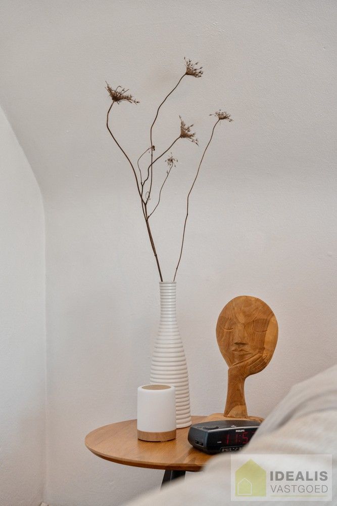 IDEALIS VASTGOED – Prachtige, stijlvolle woning met een aangename 123m² als bewoonbare oppervlakte. De woning omvat een lichtrijke ruime woonkamer voorzien van een pellet kachel en met een prachtige parketvloer dewelke overgaat in de keuken en 3 slaapkamers op een ruim en prachtig aangelegd perceel van 7a 42ca. Dit alles gelegen in een heerlijk rustige straat, op enkele minuten zowel van de centra van Pelt als Achel, doch ook op een steenworp van de Nederlandse grens, dichtbij Valkenswaard en Eindhoven. foto 24