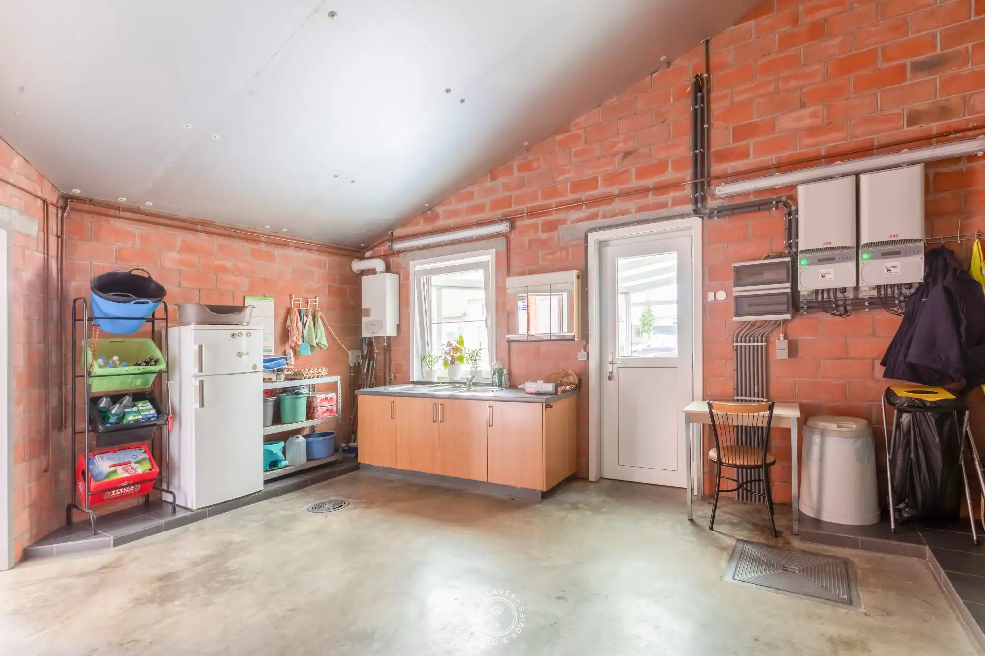 Charmante en ruime woning met 4 slaapkamers en 3 garages foto 7