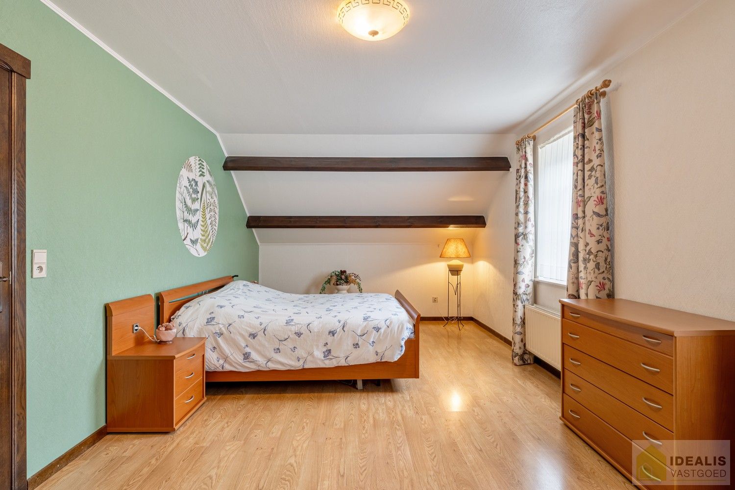 RUIME, INSTAPKLARE EN ENERGETISCH AANGEPASTE WONING VOORZIEN VAN 15 ZONNEPANELEN EN ZONNEBOILER. RIANTE WOONKAMER, KNAPPE KEUKEN, APART BUREEL, APARTE HOBBYRUIMTE, FIJNE WASPLAATS, 4 SLAAPKAMERS, 2 BADKAMERS EN INPANDIGE GARAGE! foto 42