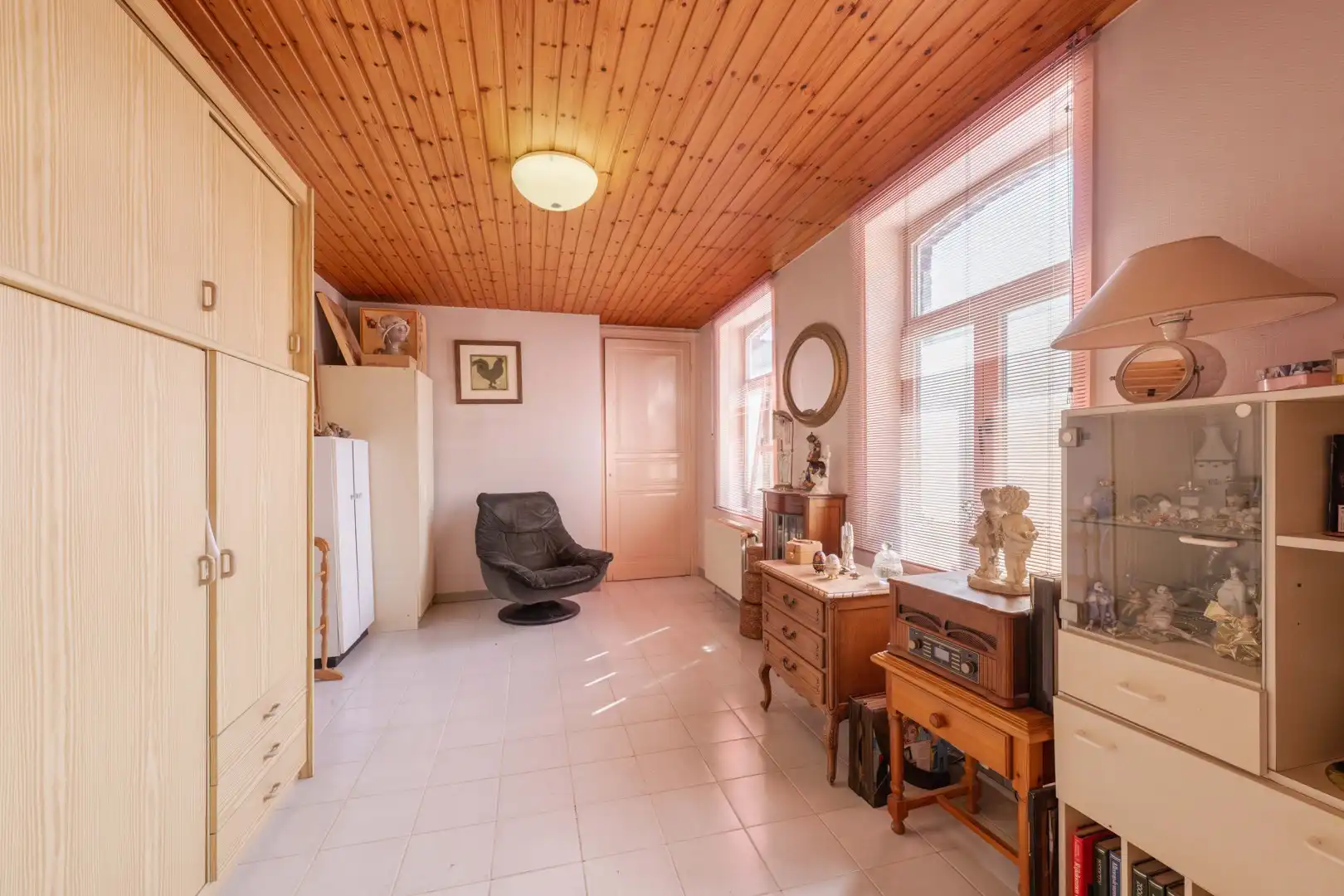 Karaktervol herenhuis met vijf slaapkamers en ruime tuin op uitstekende ligging in Pittem! foto 20