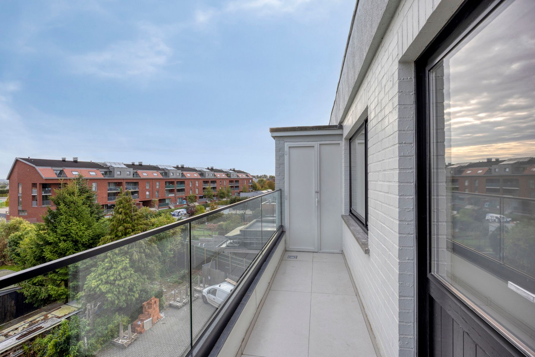 Luxueus gerenoveerd appartement met twee kamers en garage foto 18