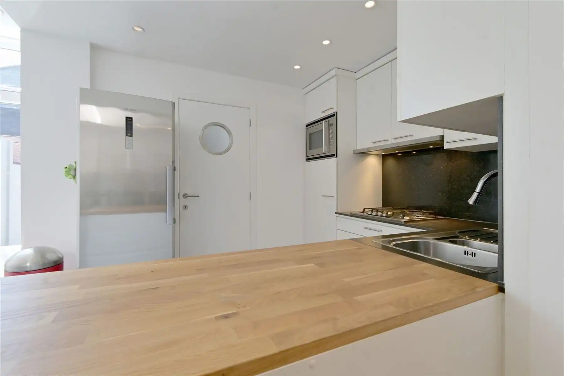 Gerenoveerde woning met 4 slpk's en gezellige zuid-tuin! foto 6