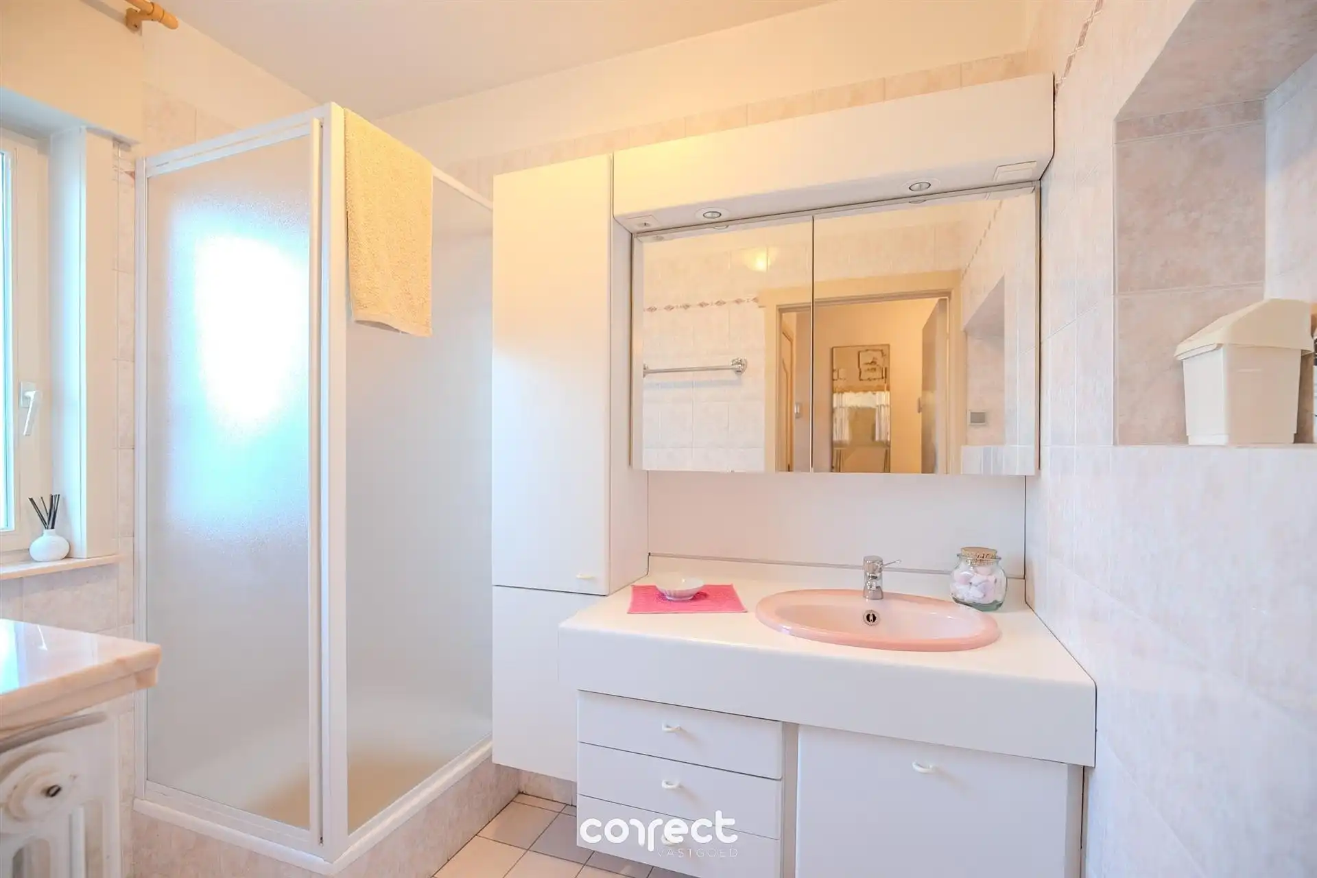 Goed onderhouden laagbouwvilla op een rustige, gunstige locatie met ruime oprit en garage. foto 11