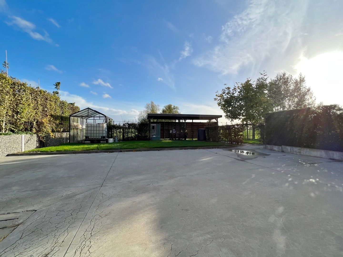 Moderne villa met dubbele garage, kleine loods en zonnige afgesloten tuin.  foto 28