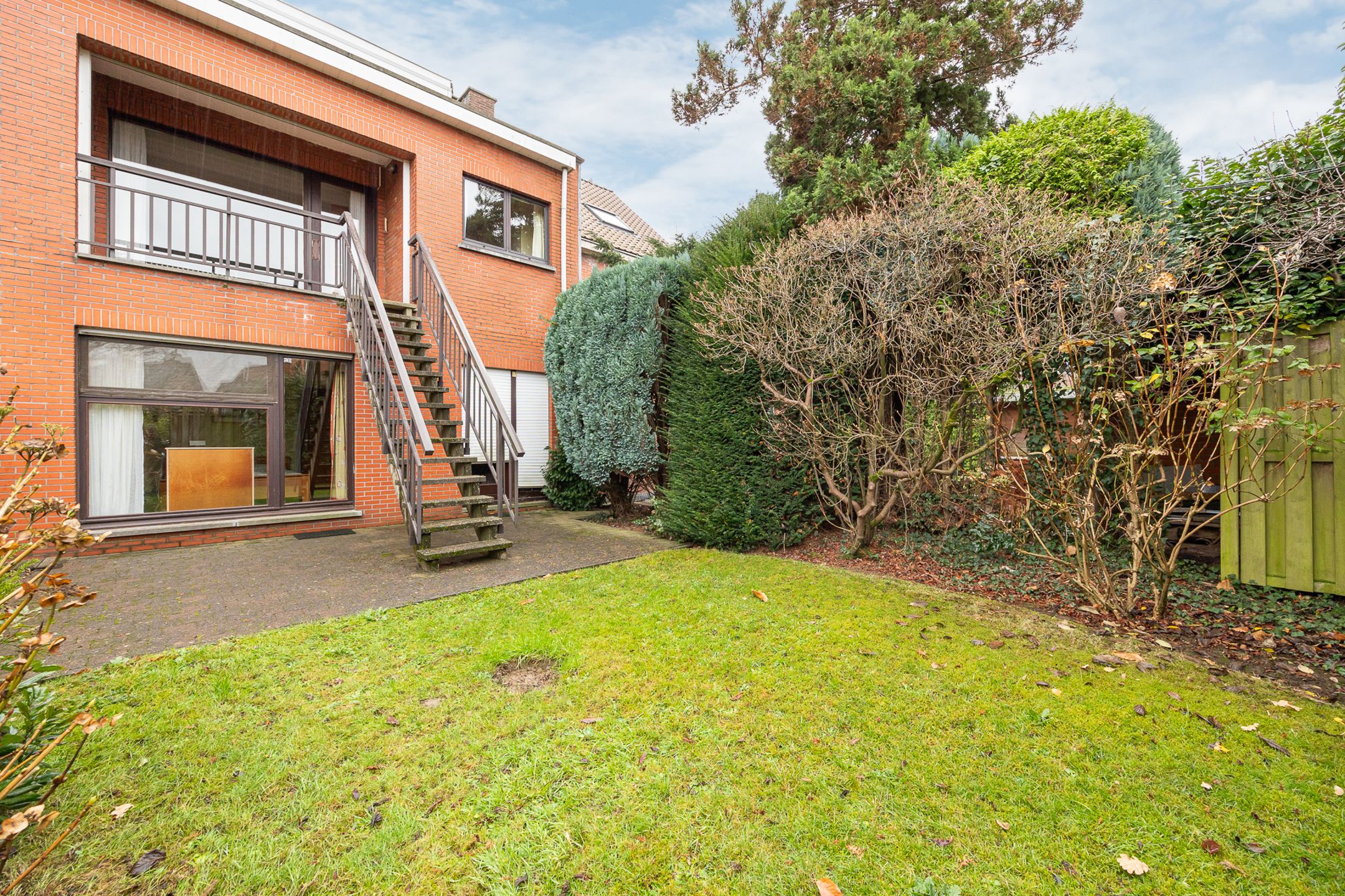 Solide te renoveren woning op top locatie foto 16