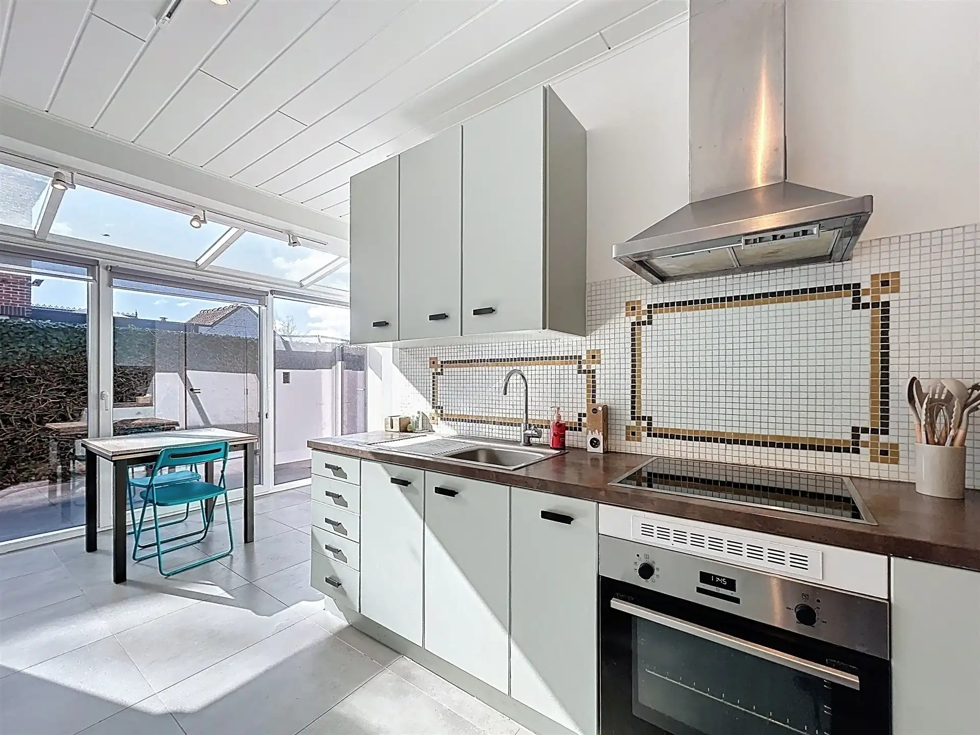  half open bebouwing met 3 slaapkamers en oprit voor meerdere wagens op toplocatie foto 4