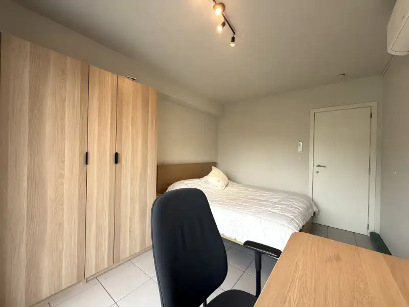 Gemeubeld appartement met ruim dakterras tussen UZ en Sint-Pietersstation foto 8