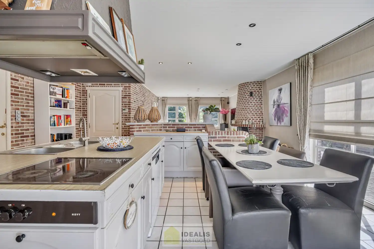 IDEALIS VASTGOED – INSTAPKLARE EENGEZINSWONING MET 4 SLAAPKAMERS EN EEN BEWOONBARE OPPERVLAKTE VAN +- 195M² OP EEN PERCEEL VAN +- 9A 20CA IN KLEINE-BROGEL (PEER). De woning is gelegen vlak bij de dorpskern van het gezellige kleine-Brogel en op enkele minuten verwijderd van de centra van Peer, Kaulille, Bocholt en Pelt. Ideaal voor zij die op zoek zijn naar een ruime instapklare woning met 4 slaapkamers!! foto 12