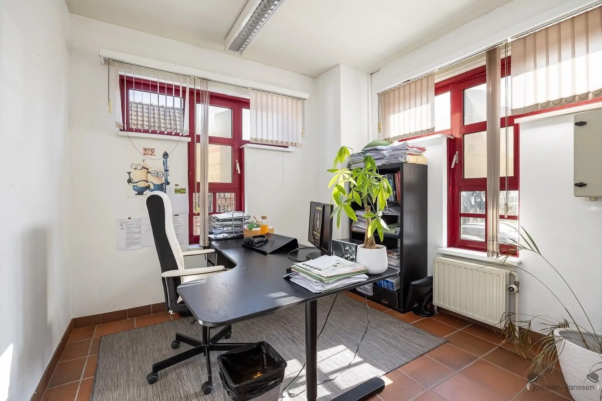 Centraal gelegen handelspand met ruime parking foto 20