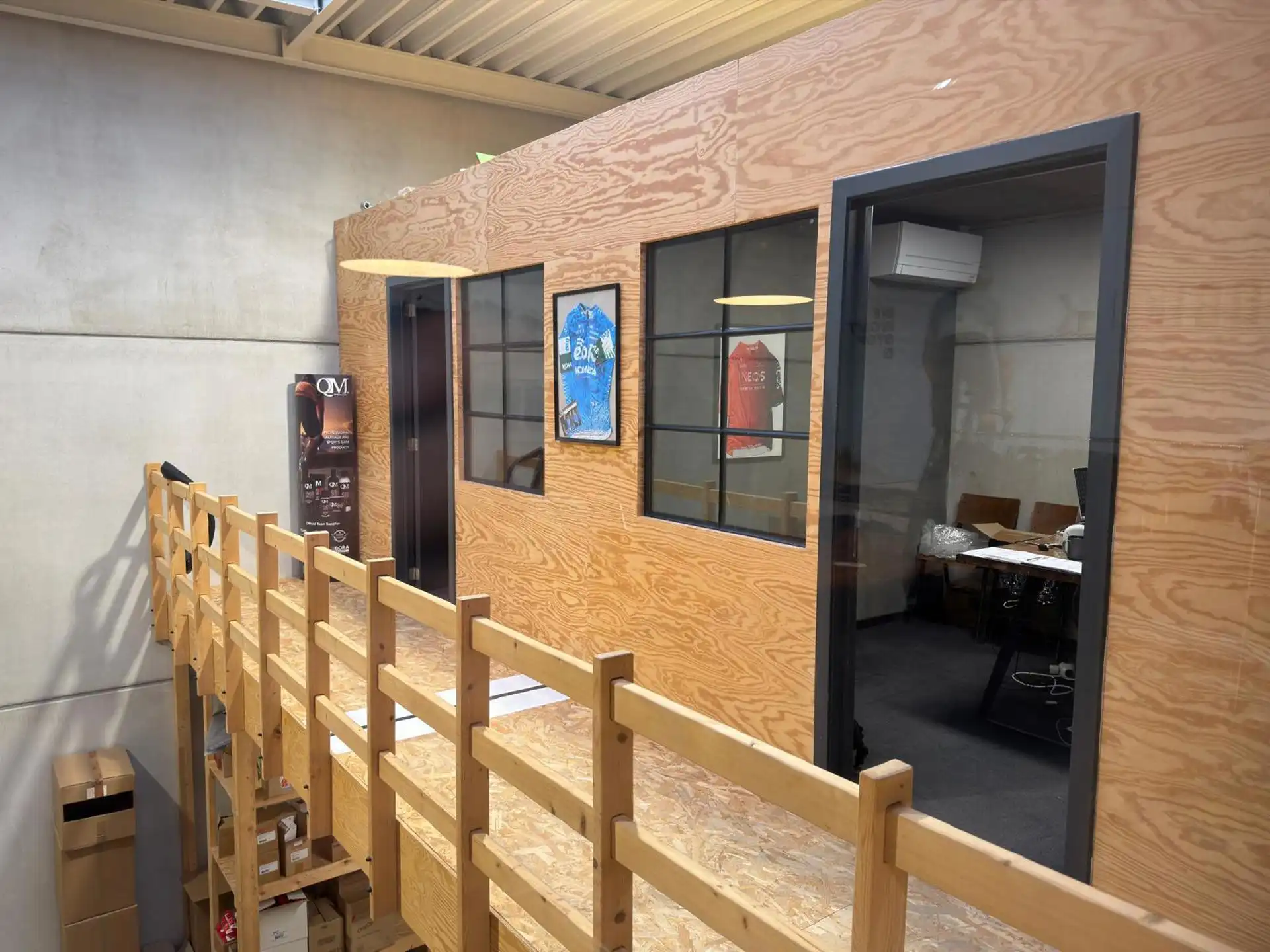 KMO-Unit te huur in Genk van 195m² + kantoren-sanitair-airco foto 8