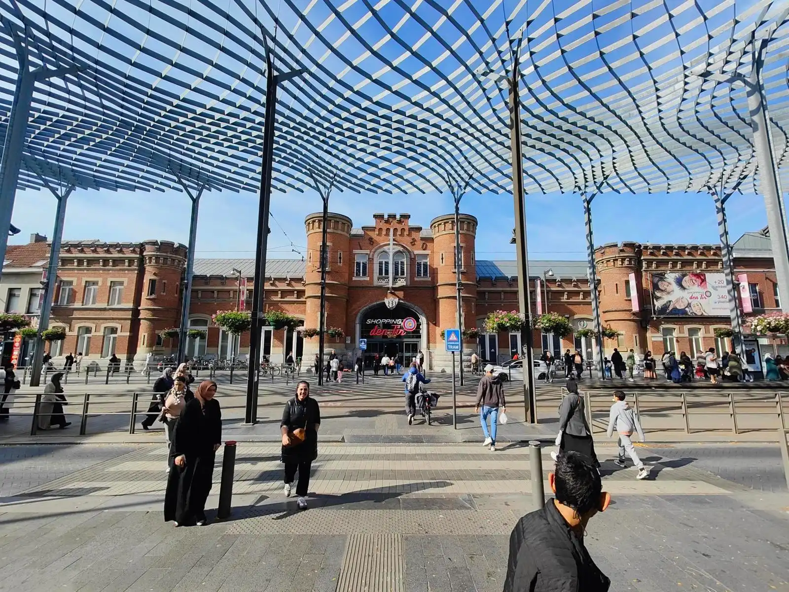 Shopping Center den Tir foto {{pictureIndex}}