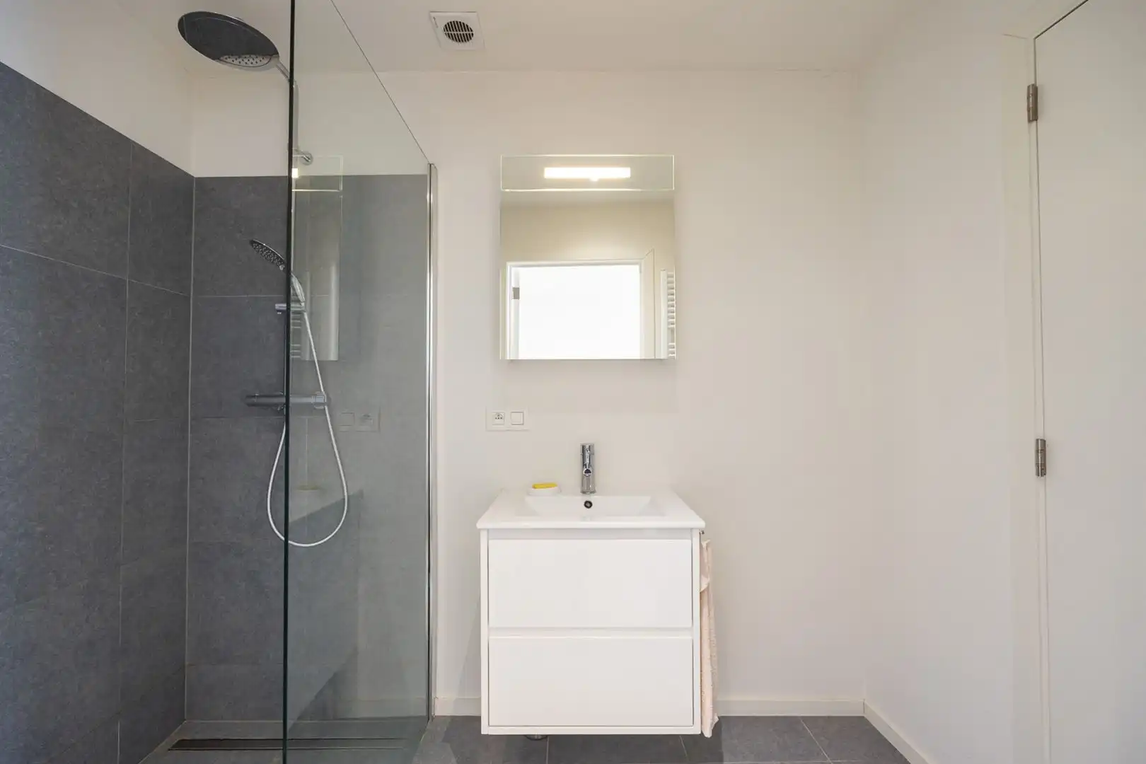 Gerenoveerd appartement met gezellig terras en één slaapkamer foto 13