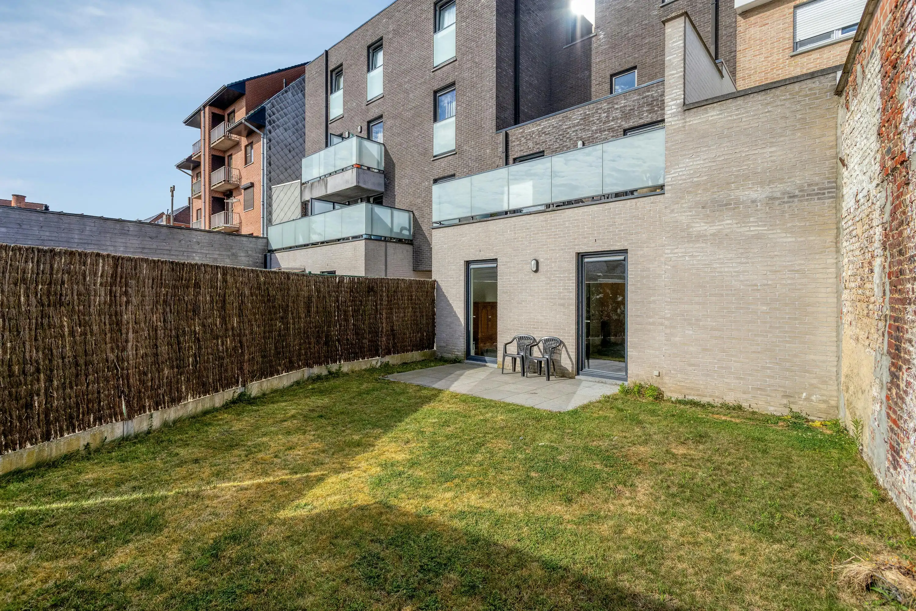 Modern appartement met private tuin in centrum Roeselare foto {{pictureIndex}}