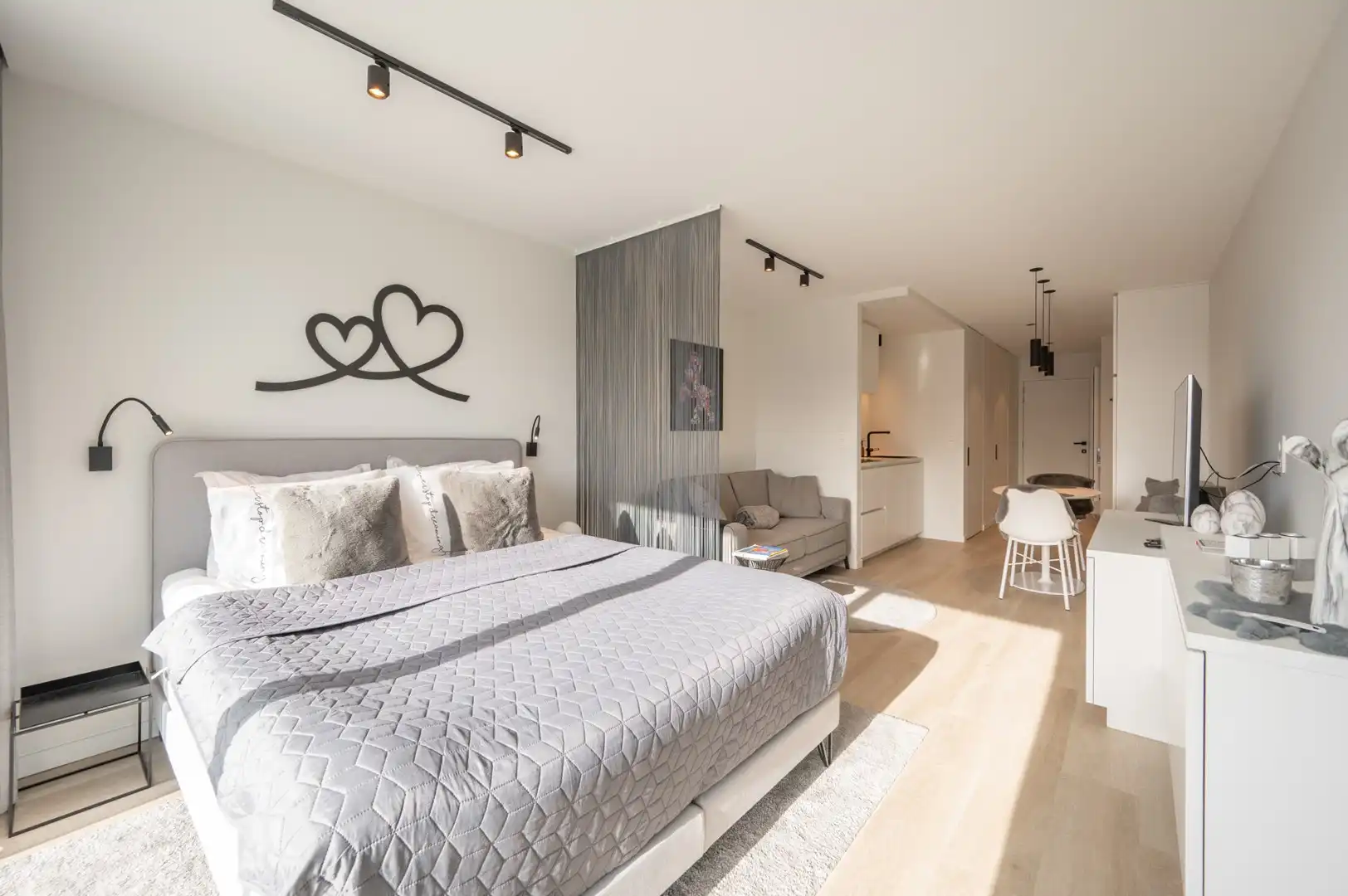 Prachtig gerenoveerde studio, centraal gelegen/ fantastisch zonneterras foto {{pictureIndex}}