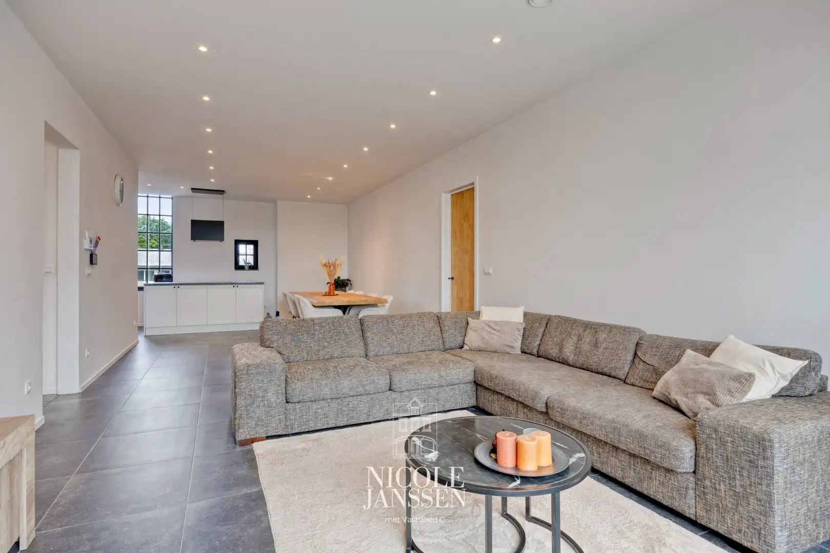 Handelspand met bovenwoning foto 18