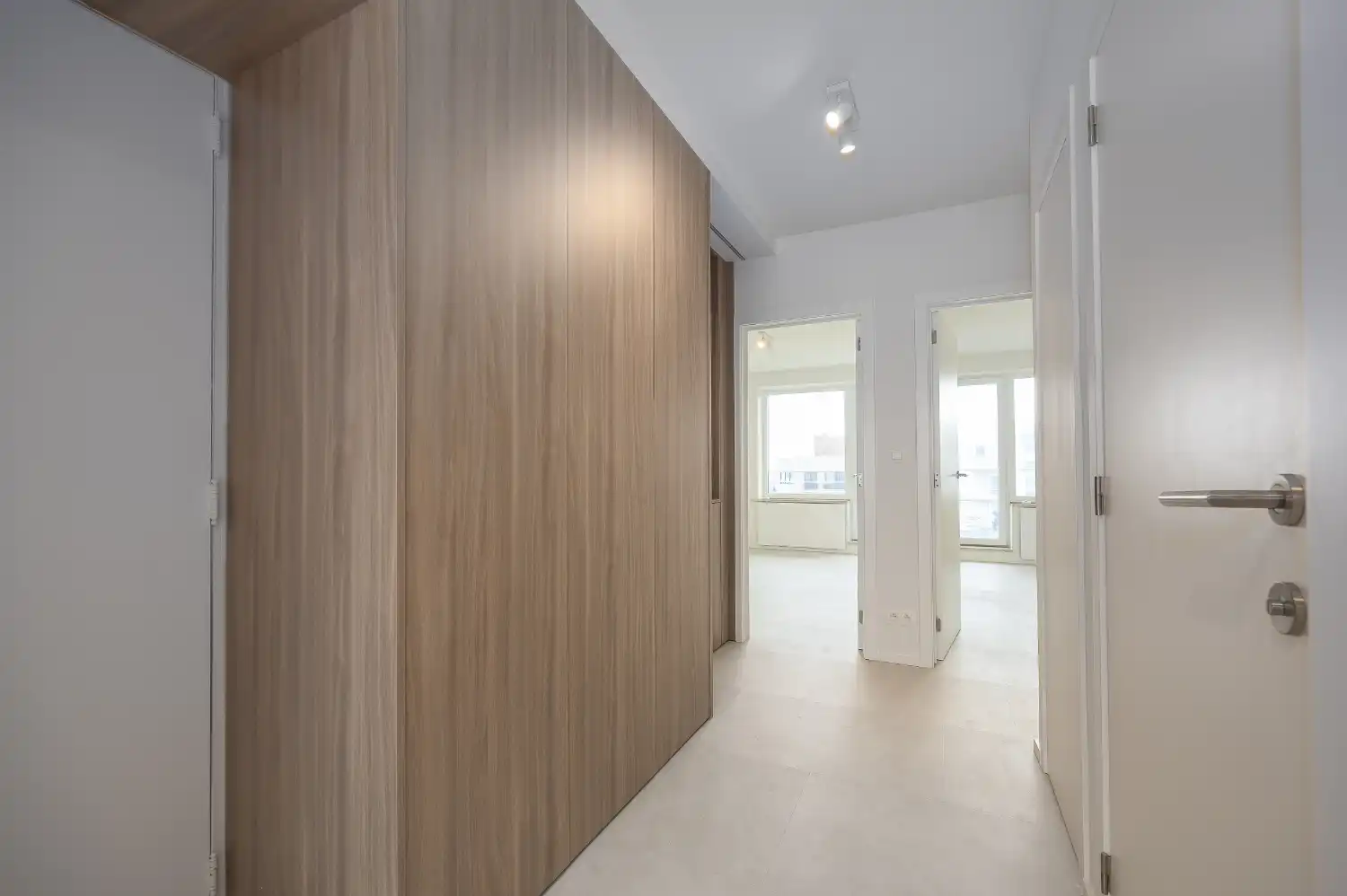 Gerenoveerd 2-slaapkamerappartement met frontaal zeezicht foto 15
