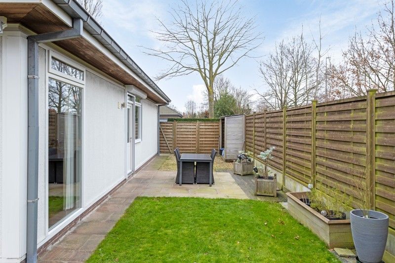 Gelijkvloerse woning met 2 slaapkamers, inpandige garage en mooi aangelegde tuin TE KOOP in Izegem! foto 20