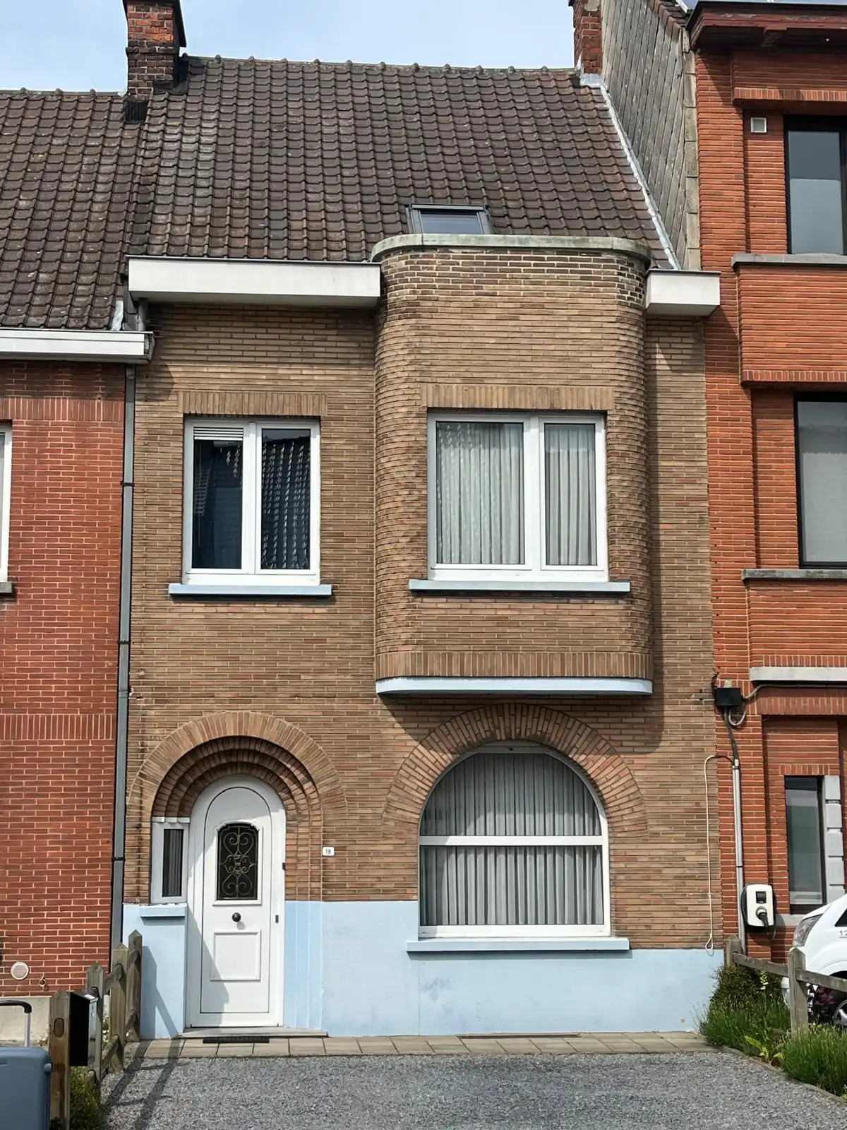 Hoofdfoto van de publicatie: Stadswoning met tuin en parkeerplaats
