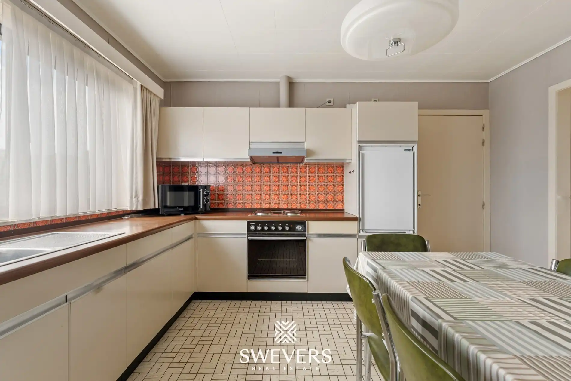 Centraal gelegen drieslaapkamer appartement foto 4