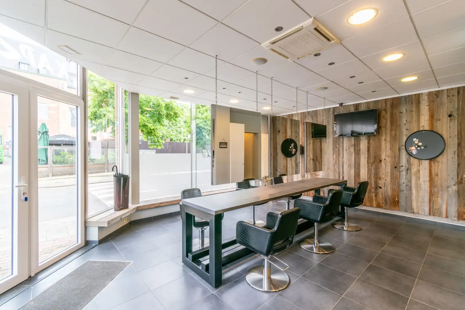 Een handels gelijkvloers op een perfecte commerciële ligging te Halle! foto 5