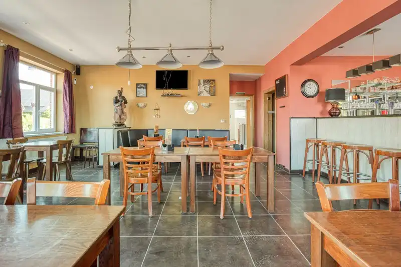 Café met bovengelegen appartement foto 3