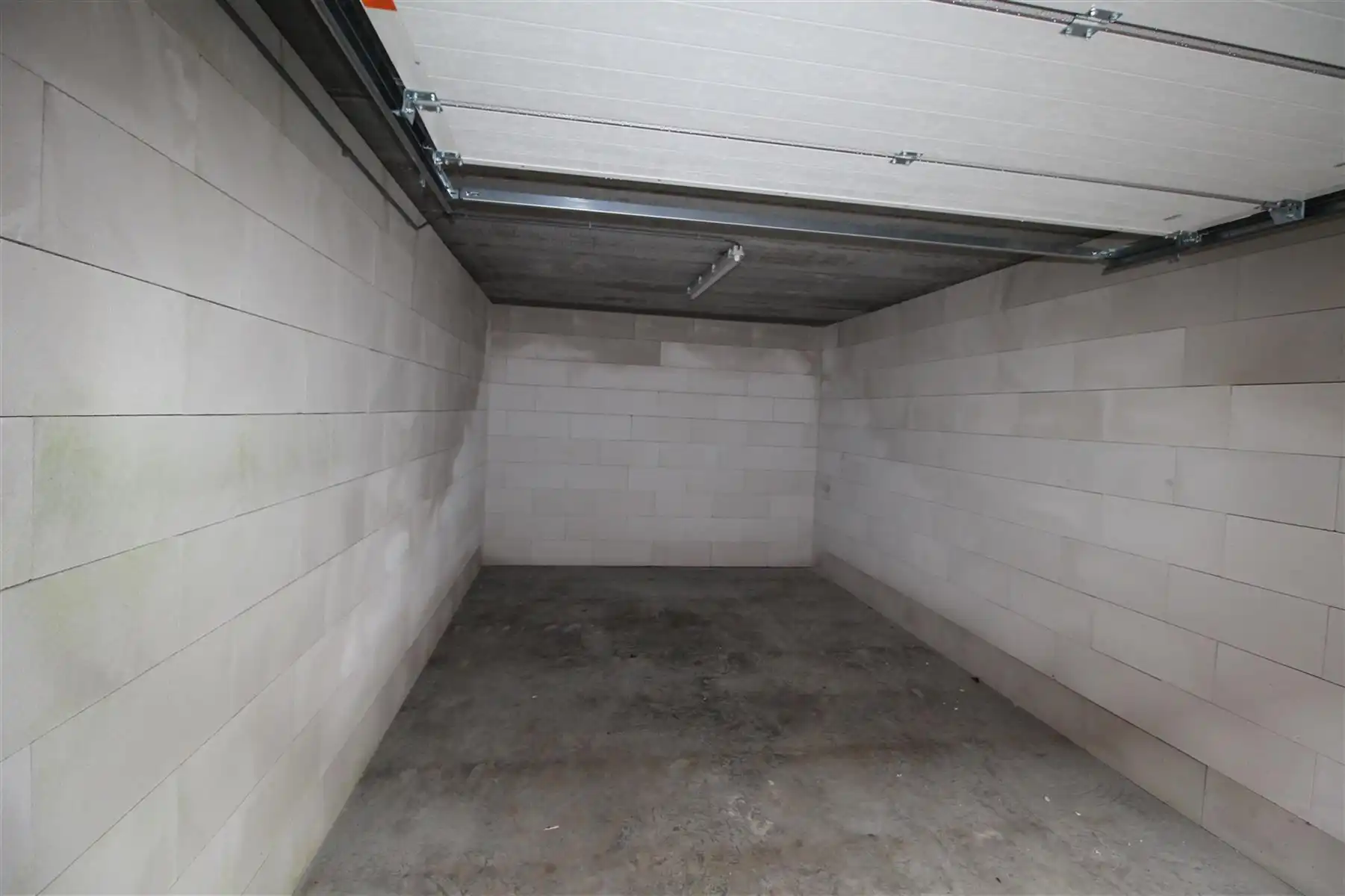 Ruime garage nr. 5 - gelegen in het centrum foto 2