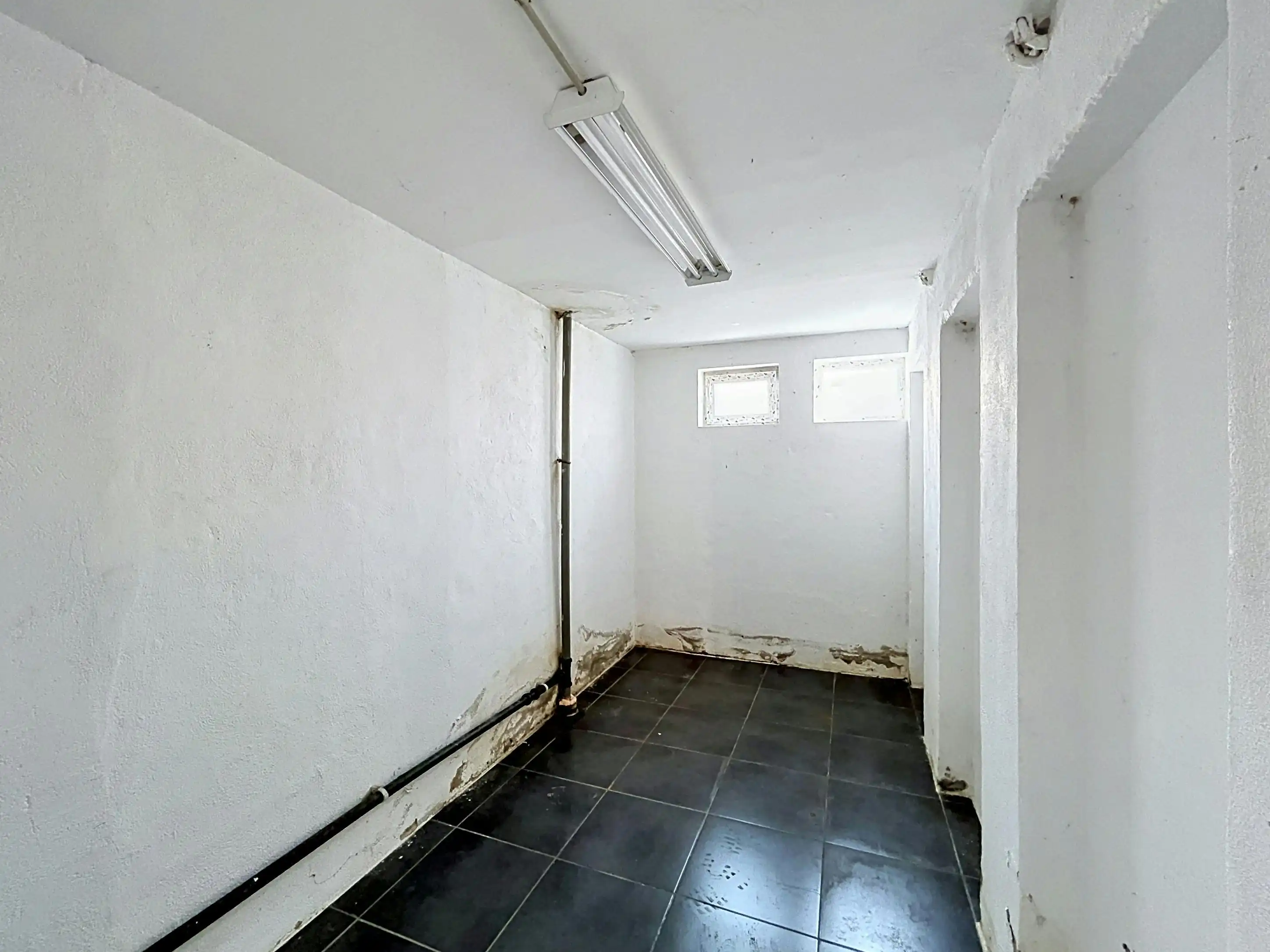 Garagebox te koop in Merksem met automatische poort foto 6