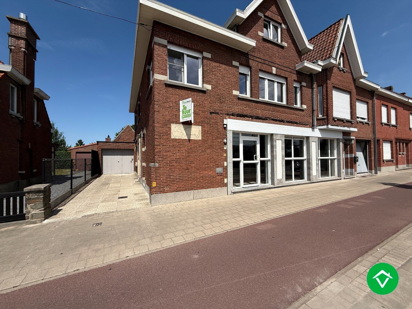 Woning met 4 slaapkamers, garage en tuin te Roeselare foto {{pictureIndex}}