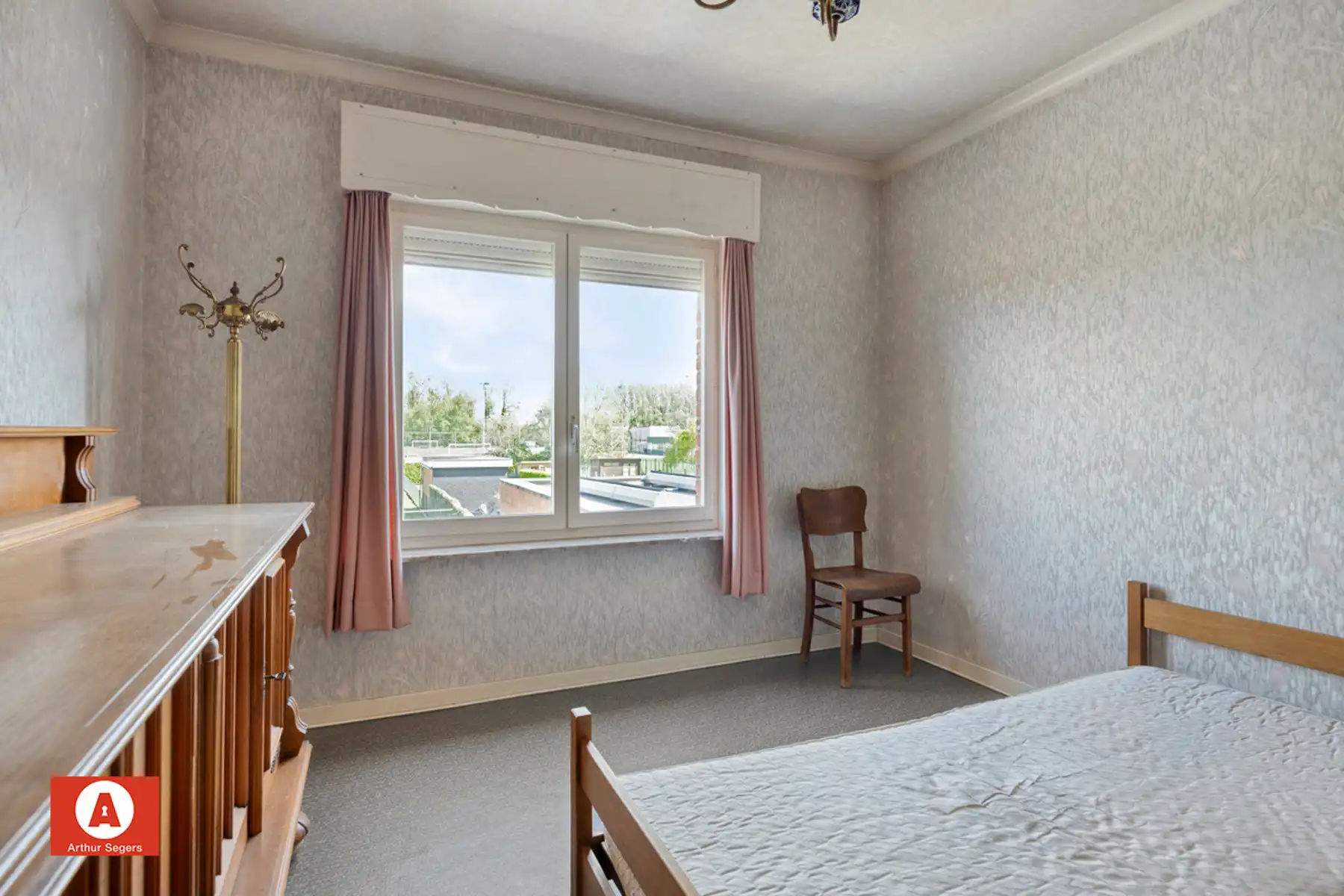 Solide te renoveren burgerwoning mét doorgang in Opstal foto 15