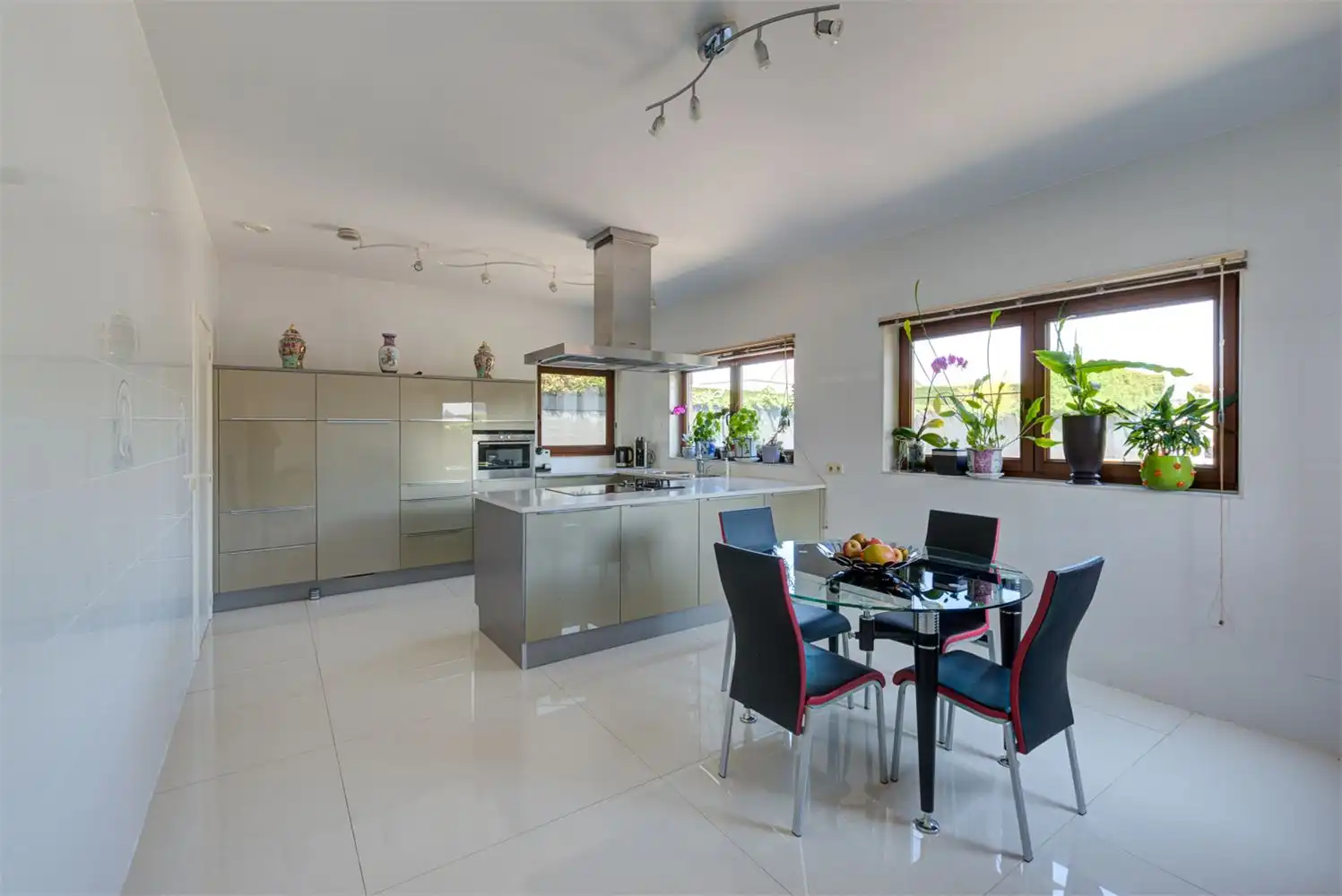 UNIEKE VILLA MET 6 SLAAPKAMERS EN 3 BADKAMERS IN VELDWEZELT foto 7