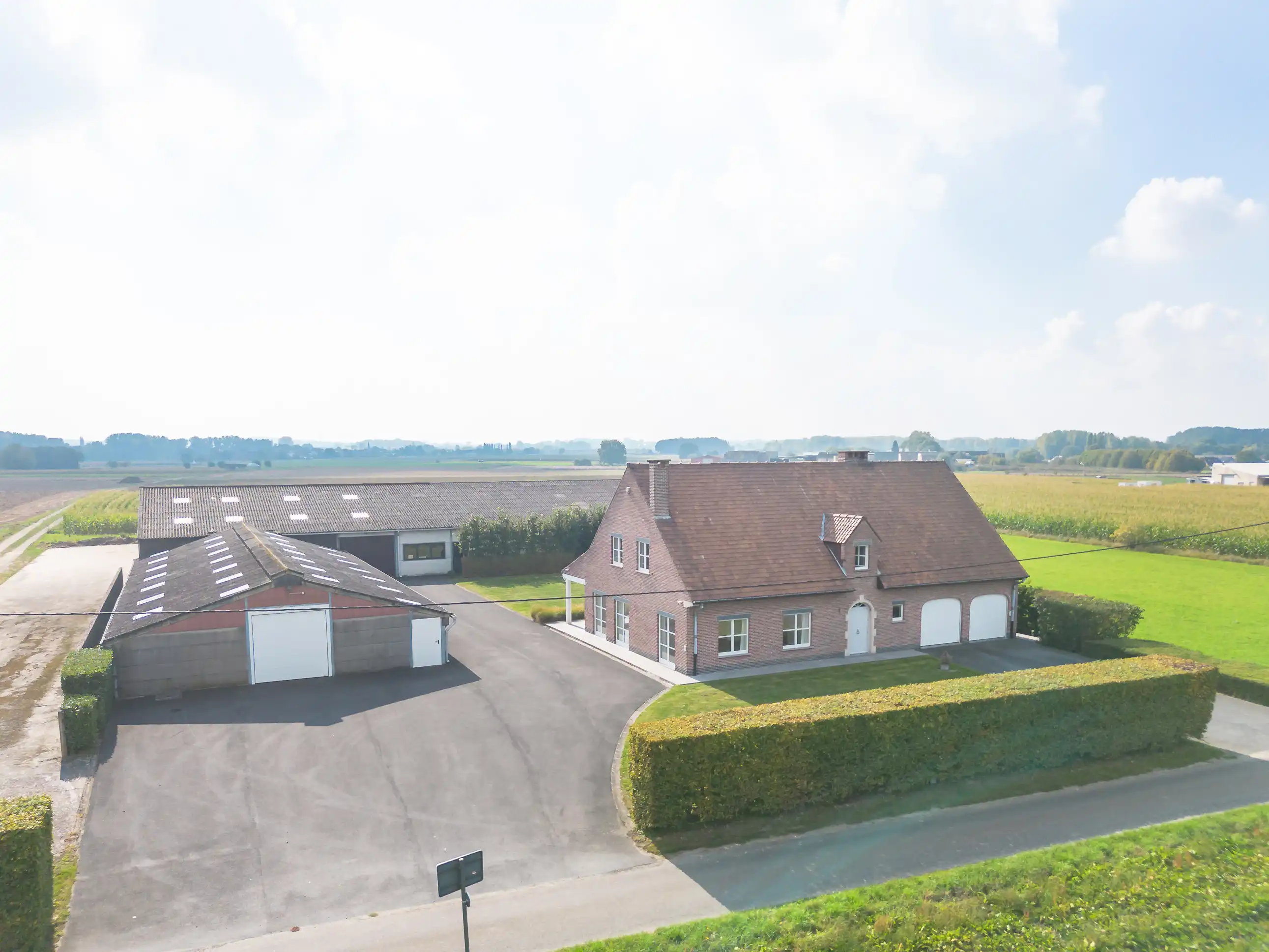 Tijdloze landbouwwoning met drie loodsen foto 24