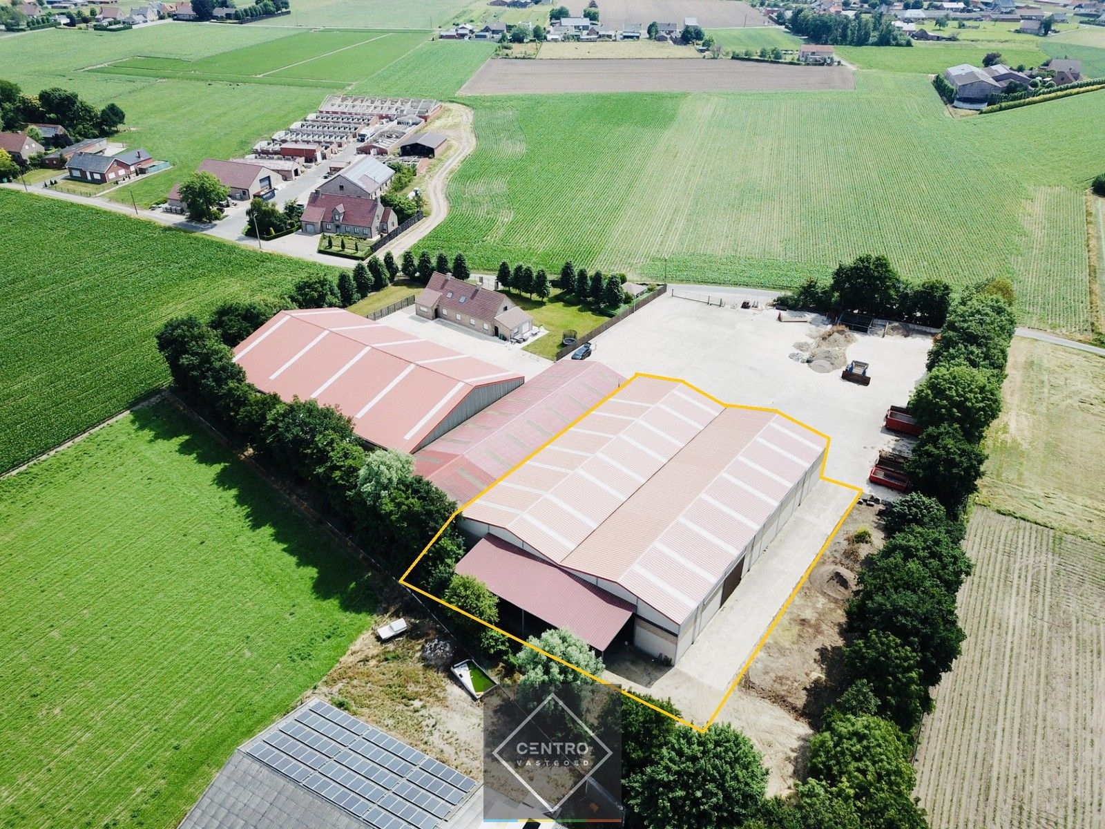 Instapklare MAGAZIJNEN (1.500m²), voorzien van 2 ROLBRUGGEN (5 ton) en geïntegreerde KANTOORRUIMTE met sanitaire voorzieningen. Op ambachtelijke zone te Wingene! foto 11