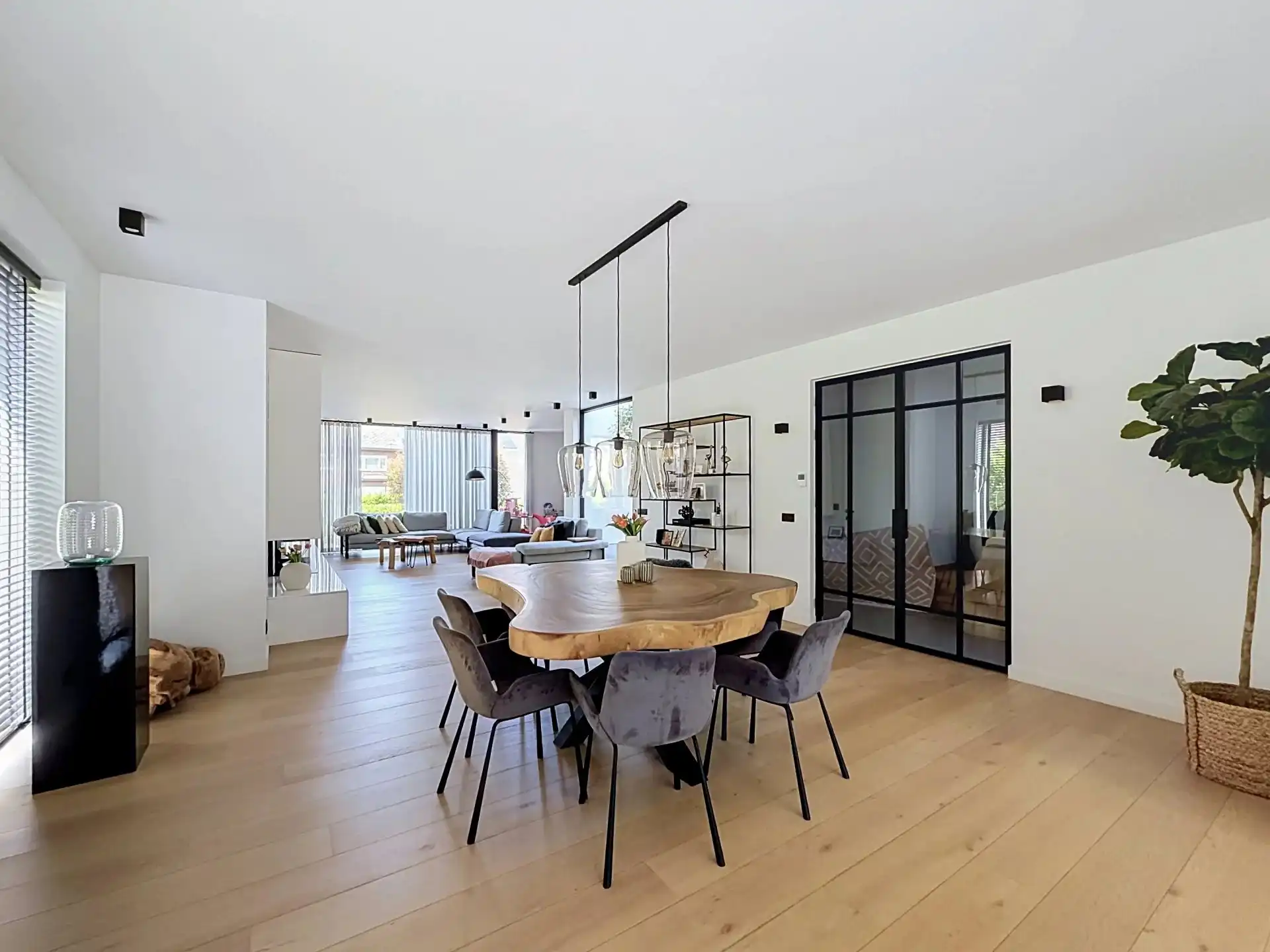Zeer ruime villa voorzien van alle luxe met 3, mogelijk 5 slaapkamers en 2 badkamers foto 7